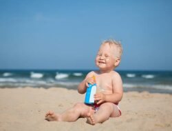 Ciri Sunscreen yang Aman untuk Kulit Bayi dan Anak