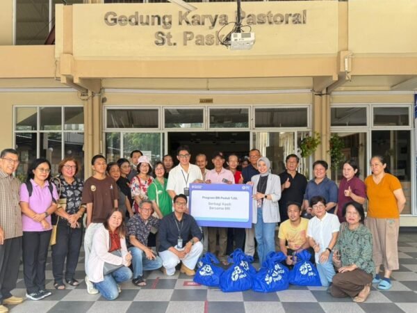 BRI Region 6 Salurkan 200 Paket Sembako Melalui Program CSR kepada Jemaat Gereja St. Paskalis