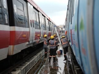 Di Balik Perjalanan Nyaman, Begini Cara LRT Jabodebek Menjaga Kebersihan Stasiun dan Kereta Setiap Hari
