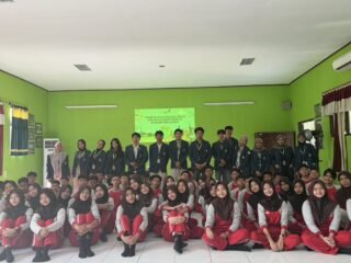 Cetak Generasi Peduli Lingkungan, KKNT-141 UNDIP Hadirkan Sosialisasi Transisi Hijau di SMP Negeri 3 Mranggen