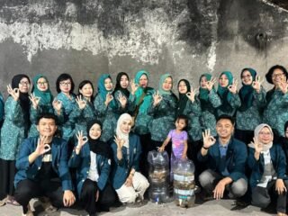 Tim II KKN Tematik IDBU 30 Undip Sosialisasikan PHBS dan Demonstrasikan Komposter Galon Tumpuk di 8 RW Desa Sriwulan