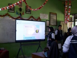 Tingkatkan Literasi Digital Siswa, Mahasiswa KKN UNDIP Gelar Pelatihan Pengoperasian Laptop dan Microsoft Word di SD Negeri 2 Jatilawang