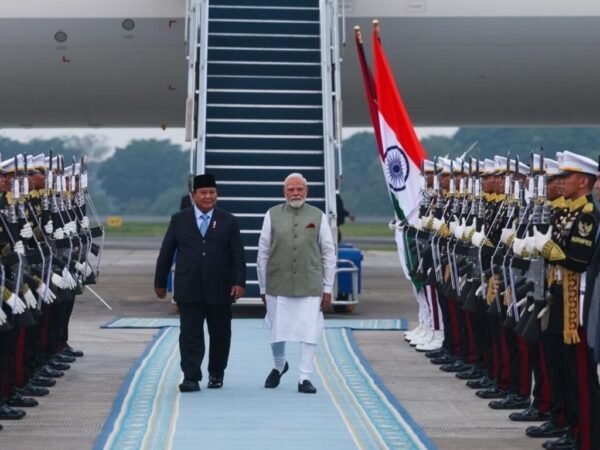PM India Narendra Modi Tiba di Indonesia, Disambut Langsung Presiden Prabowo