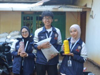 Mahasiswa KKN UNDIP Mengajak Para Petani Kluwih Sulap Kotoran Ayam Jadi Pupuk Organik Berkualitas