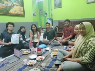Tim KKN-T 74 Undip Bekali Pemuda Karang Taruna RW 3 Purwosari Literasi Keuangan dan Pendampingan RAB Lomba HUT RI