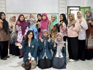 Olah Minyak Jelantah dengan Karbon Aktif Tempurung Kelapa, Mahasiswa KKN Undip Kenalkan Solusi Ramah Lingkungan bagi Warga Desa Nganjat