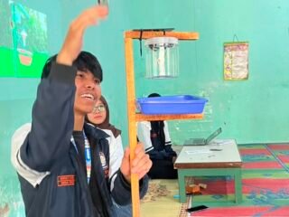 Mahasiswa KKN Undip Kenalkan Komponen Dasar Kelistrikan Arus Lemah Kepada Kelompok Tani Desa Nganjat untuk Mendukung Pembuatan Insect Light Trap