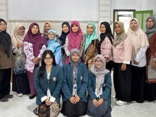 Inovasi Kemasan Stik Duri Ikan Nila, Mahasiswa KKN Undip Dorong Produk UMKM Nganjat Lebih Berdaya Saing