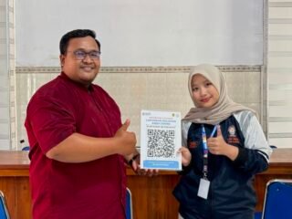 Wujudkan Pemerintahan Desa yang Lebih Responsif, Mahasiswa KKN Undip Hadirkan Kanal Aspirasi Warga Berbasis WhatsApp Business