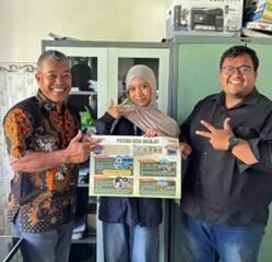 Jelajah Nganjat, Mahasiswa KKN Undip Kenalkan Potensi Desa dan Perkuat Promosi UMKM Srikandi melalui Katalog Menu