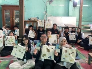 Kreatif dan Ramah Lingkungan, Mahasiswa KKN Undip Latih Karang Taruna Desa Nganjat Membuat Ecoprint