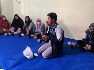 KKN Tim II UNDIP, Pelatihan Pembuatan Eco Ovitrap dari Botol Plastik Bekas sebagai Upaya Pencegahan DBD