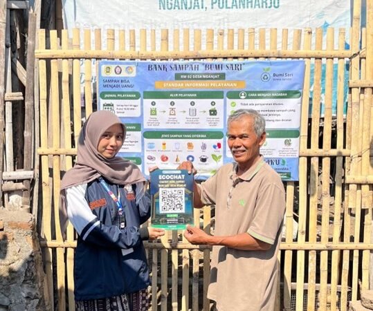 EcoChat, Mahasiswa KKN UNDIP Hadirkan Chatbot Informasi Bank Sampah Bumi Sari Desa Nganjat
