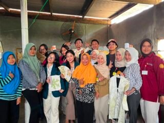 Mahasiswa KKN-T IDBU-07 Undip Dampingi UMKM Ecoprint Kemala Rancang Inovasi Topi Ecoprint di Desa Sobokerto