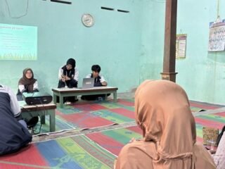 Dari pH Tanah Menuju Pertanian Lebih Optimal, Mahasiswa KKN Undip Dampingi Petani Desa Nganjat
