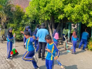 Edukasi Pentingnya Jaga Kebersihan, KKN UIN Walisongo Gelar Aksi Bersih Sekolah dan Sosialisasi Cuci Tangan di SDN 2 Karangrejo