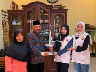 Tingkatkan Efisiensi Produksi, Mahasiswa KKN-T IDBU 51 UNDIP Dampingi Implementasi Alat Penusuk Tomat pada UMKM Torakur Bandungan
