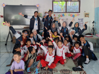Mahasiswa KKN Undip Dampingi Anak TK Sendang Belajar Bahasa Inggris dan Latih Keberanian Tampil di Depan Kelas