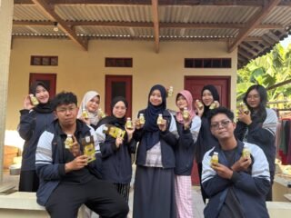 Mahasiswa KKNT 114 Undip Edukasi Susu Kambing Herbal Rempah sebagai Upaya Mendukung SDGs 2 dan 3