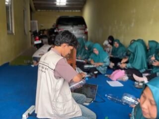 Mahasiswa KKN-T IDBU 51 Undip Edukasi Pengelolaan Sampah Rumah Tangga Melalui Pembuatan Pot Bunga Gantung dari Botol Bekas di Desa Kenteng