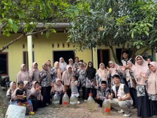 Mahasiswa Agribisnis Undip Ajak Warga Budidaya Lele dalam Galon