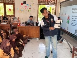 Mahasiswa KKN Undip Edukasi Sains Interaktif di SD Negeri 2 Patihan