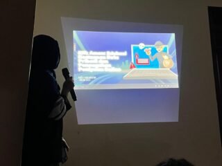 Mahasiswa KKN UNDIP Tingkatkan Kesadaran Digital Masyarakat Desa Tenggak melalui Program “Klik Aman”