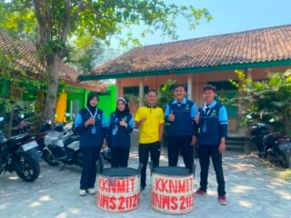 Mahasiswa KKN UIN Walisongo Lakukan Penyerahan Drum Tempat Sampah kepada SD Negeri 1 Bunderan dan Madrasah Diniyah Miftahussibiyan