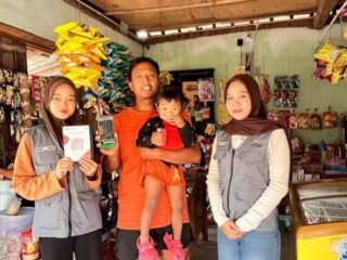 Mahasiswa KKN UIN Walisongo Posko 143 Kenalkan QRIS ke UMKM Desa Werdoyo Demak