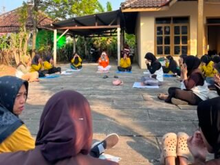 Sapa Warga Lewat Olahraga, Mahasiswa KKN UIN Walisongo Ikut Rasakan Semangat Sehat Lansia Senam SSI di Gemuh