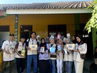 Perkuat Budaya Literasi, KKN MIT-22 Posko 142 UIN Walisongo Semarang Salurkan Buku Bacaan ke SDN Klampok Lor