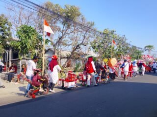 Kemeriahan Karnaval 17-an Desa Wonowoso, Inisiasi Mahasiswa KKN UIN Walisongo Hadirkan Warga Tampil Unik dan Penuh Semangat