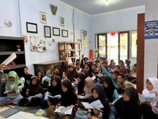 Mahasiswa KKN Undip Revitalisasi Perpustakaan Desa Watugajah, Dorong Minat Literasi Warga dan Anak-anak