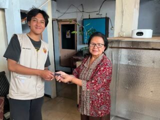 Atasi Ketergantungan Cuaca, Mahasiswa KKN-Tematik IDBU 51 Ciptakan Lemari Pengering untuk UMKM Batik Shibori SidoMaju