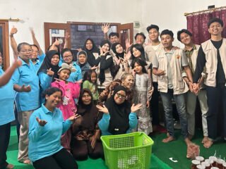 Mahasiswa KKN-T IDBU 51 Undip Ajak Ibu-Ibu PKK Desa Kenteng Olah Limbah Pakaian Bekas jadi Kerajinan Tangan Bernilai Guna dan Ekonomi