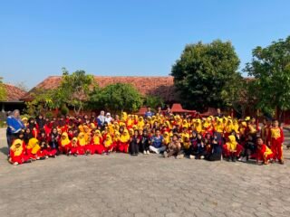 Gerak Ceria Jumat Pagi, KKN UPGRIS Ajak Siswa SD Pundenarum 03 Senam