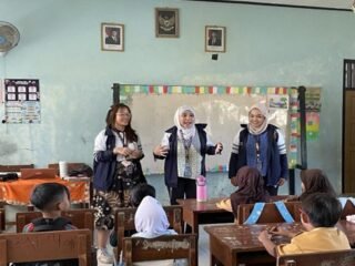 KKN-IDBU 04 UNDIP Tanamkan Etika Dasar dan Moral kepada Siswa SD Negeri 2 Donosari Sejak Usia Dini