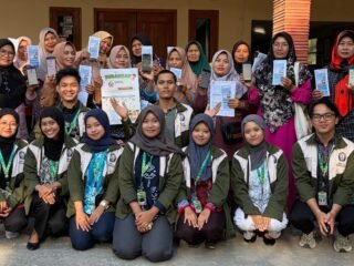Mahasiswa KKN-T UNDIP Dorong Pemberdayaan Ekonomi Lewat Katalog Produk UMKM