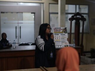 Mahasiswa KKN Undip Sosialisasikan Ketentuan Hukum Pengelolaan Sampah di Desa Nyamplungsari