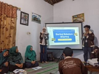 Cegah Penyebaran Hoax, Mahasiswa KKN Undip Ajarkan Ibu-Ibu PKK Dusun Ngancan Prinsip Saring Sebelum Sharing