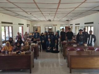KKN-R Tim II UNDIP Dorong Pengelolaan Sampah melalui Edukasi dan Pembuatan POC di Desa Gebang