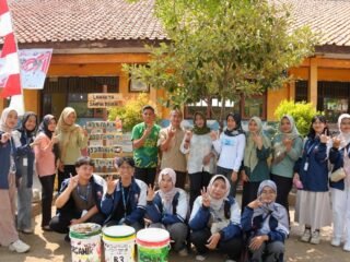 KKN UNDIP Dorong Kreativitas dan Kepedulian Lingkungan Siswa SD 3 Jungsemi melalui Tong Sampah Kreatif dan Plang Edukasi