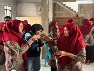 Mahasiswa KKN UIN Walisongo Posko 95 Beri Edukasi Pengelolaan Minyak Jelantah Bersama Ibu-Ibu PKK Desa Guntur