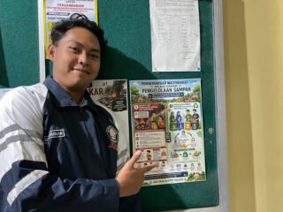 Kurangi Kebiasaan Bakar Sampah, Mahasiswa KKN Undip Pasang Poster Edukasi Recycle di Desa Nyamplungsari