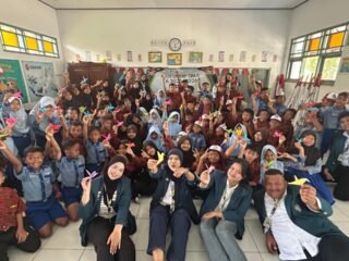 Mahasiswa KKN UNDIP Ajarkan Origami Guna Tingkatkan Kreativitas Anak-anak Desa Cibiyuk