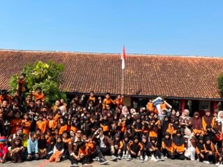Mahasiswa KKN Tematik IDBU-07 Undip Kenalkan Kosakata Bahasa Inggris Berbasis Kearifan Lokal kepada Siswa SDN 1 Sobokerto