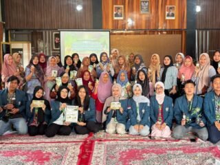 Mahasiswa KKN UNDIP Dorong Pengelolaan Sampah Organik melalui Inovasi Eco Enzyme dan Sabun Ramah Lingkungan di Desa Karangrejo