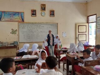 Kenalkan Jiwa Kepemimpinan Sejak Dini, Mahasiswa KKN Ajak Siswa SDN Karangrejo Bermain Sambil Belajar Pelayanan Publik