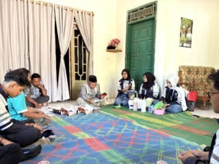 Mahasiswa KKN-T IDBU 36 UNDIP Kenalkan Inovasi Pemanfaatan Daun Cengkeh Sebagai Pestisida Nabati untuk Pengendalian Hama Tanaman kepada Petani di Desa Kluwih