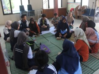 Mahasiswa KKN Tim II UNDIP Adakan Pelatihan Pembuatan Pupuk Organik dari Limbah Melati dan Sekam Padi Bersama KWT Sekar Melati